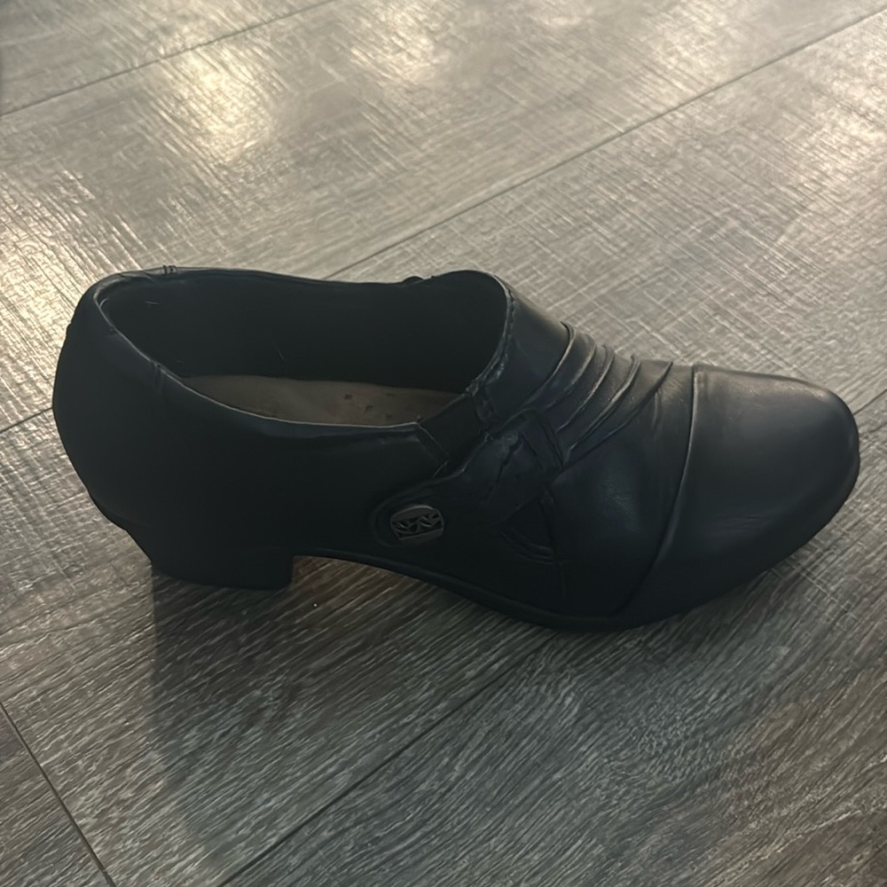 Women’s size 8.5, brand new black leather shoes.